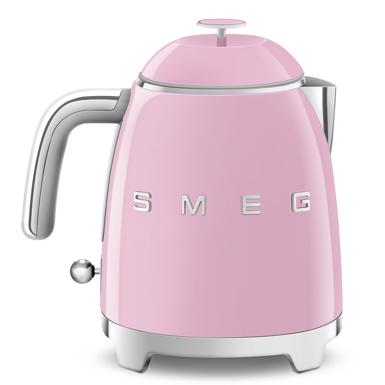 Rosa Smeg-Wasserkocher auf weißer Oberfläche. Der Wasserkocher hat einen Chromgriff.