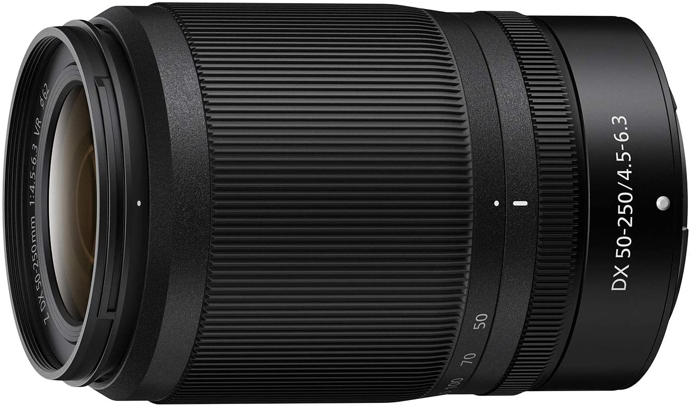 Schwarzes Kameraobjektiv. Hat Ringe und Zahlen. Bezeichnet mit DX 50-250mm und VR.