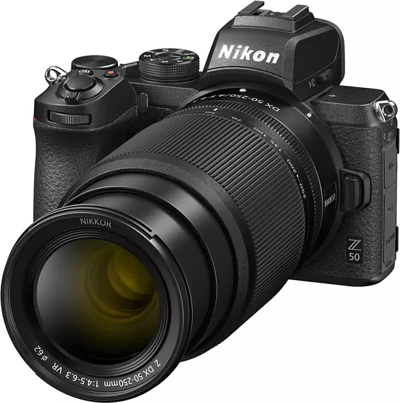 Eine schwarze Nikon-Kamera mit Zoomobjektiv, schräge Ansicht.
