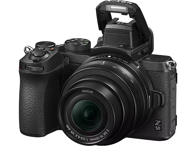 Schwarze Nikon Kamera mit Objektiv und Blitz. Die Kamera befindet sich auf weißem Hintergrund.
