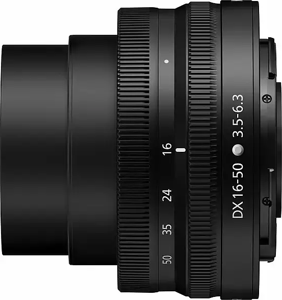 Ein schwarzes Kameraobjektiv mit Brennweitenmarkierungen. Es ist ein DX 16-50 3.5-6.3 Objektiv.