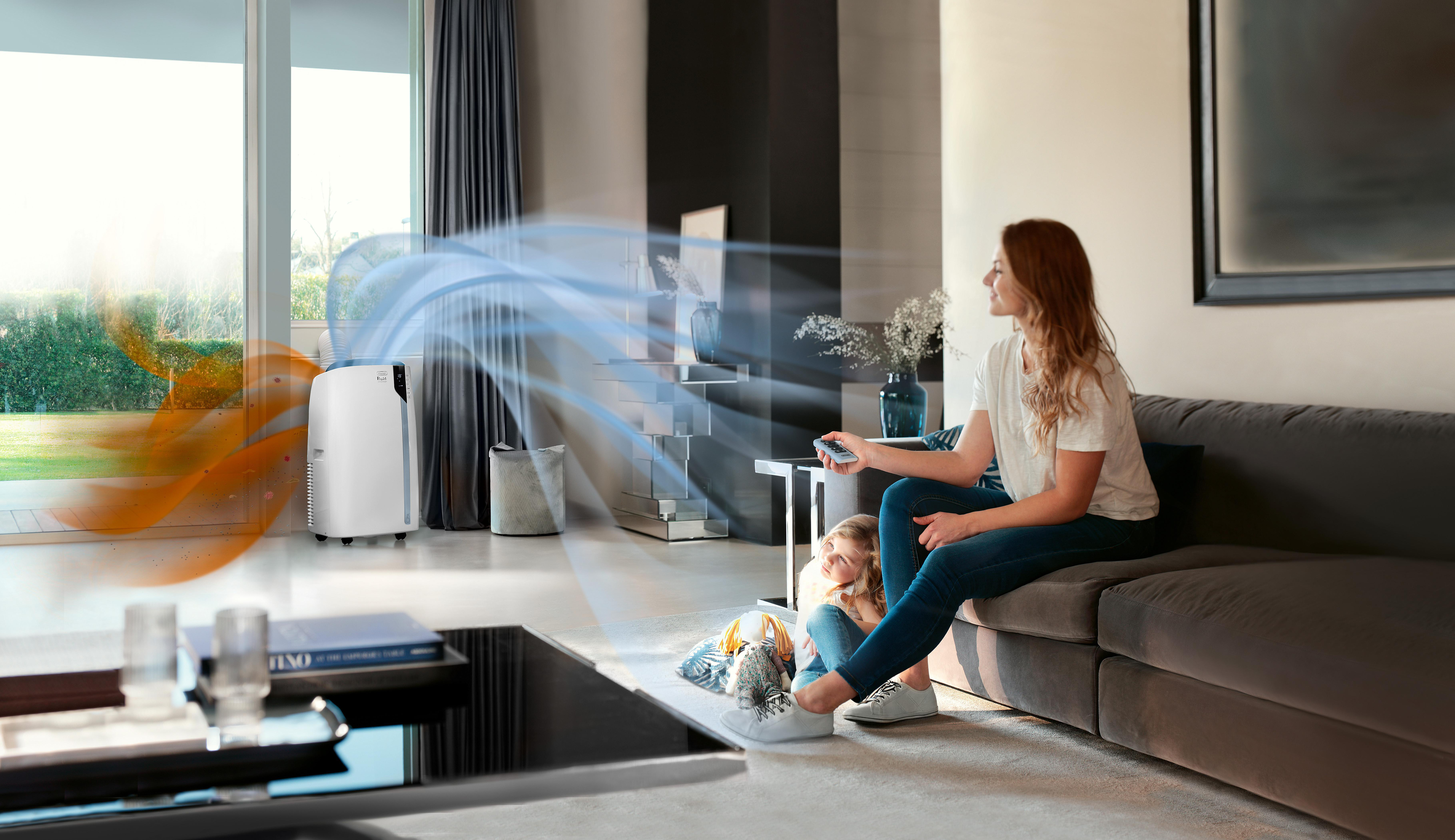 Eine Frau und ein Kind in einem Raum mit Klimaanlage. Ein blauer und oranger Luftstrom ist zu sehen.