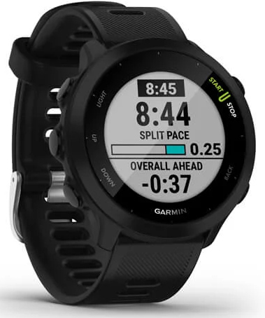 Zwarte Garmin hardloopwatch met tijd, tempo en afstand gegevens, met knoppen aan de zijkant.