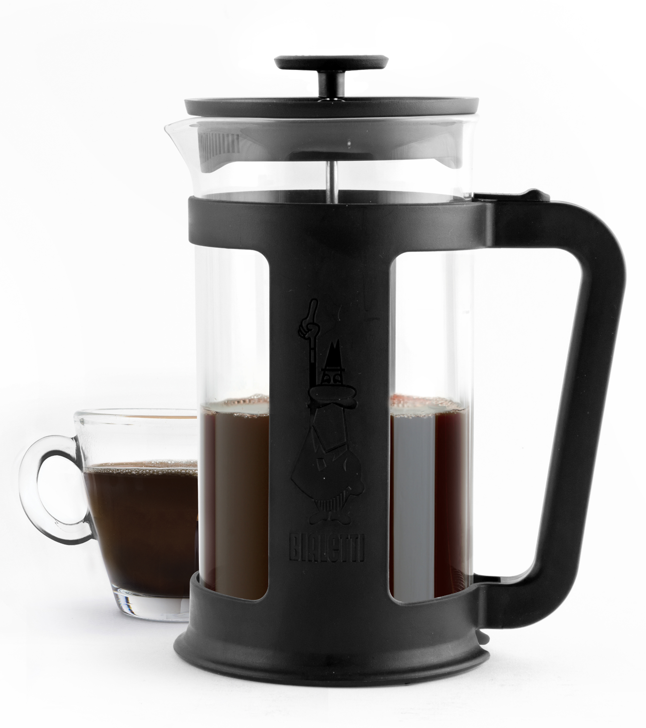 French press kávéval. Üvegcsésze mellette. Fehér háttér.