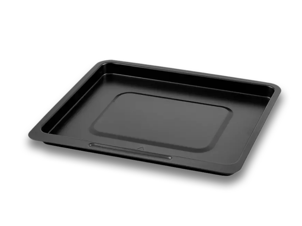 Bandeja negra para hornear sobre una superficie blanca. La bandeja es rectangular, vacía.