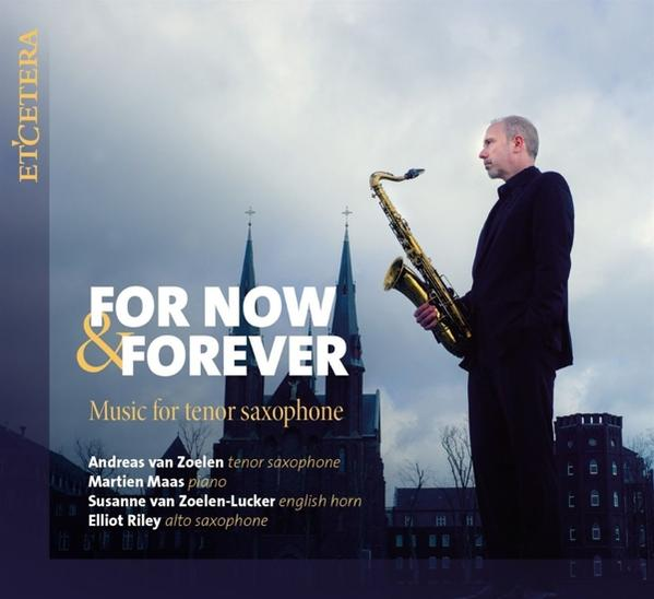 Albumhoes. Een man met een saxofoon staat voor een kerk. Titel: For Now & Forever.