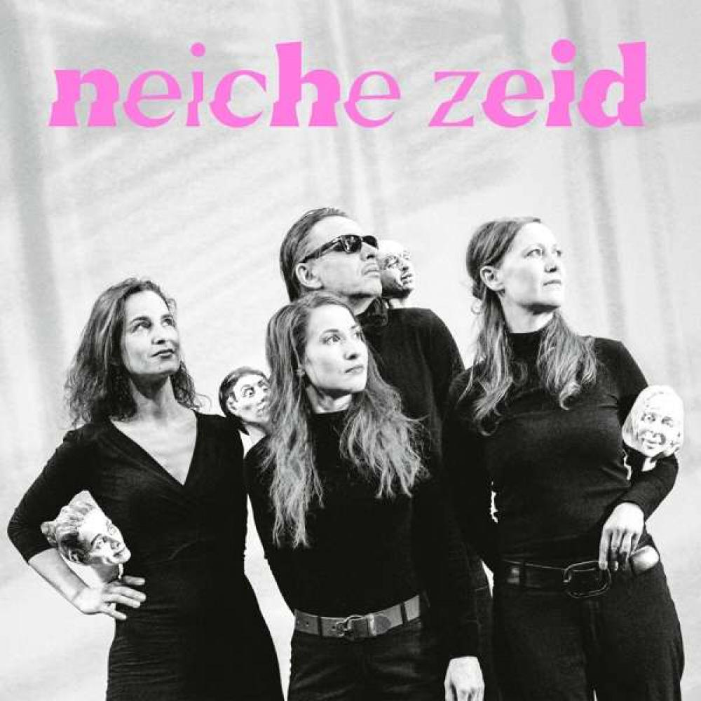 Foto einer Gruppe von Menschen. 3 Frauen, 1 Mann und ein paar maskierte Gesichter sind sichtbar.