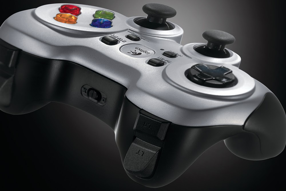 Zilveren en zwarte Logitech gamepad met gekleurde knoppen en een zwarte achtergrond.