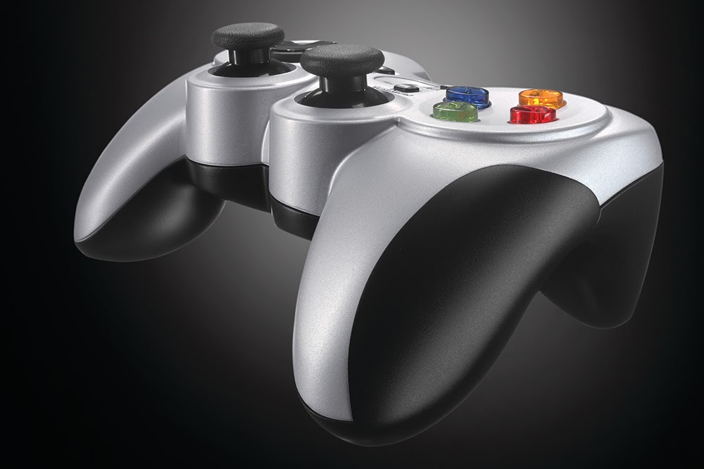 Zilver en zwarte gamecontroller. Voorzien van knoppen, thumbsticks en een glanzende afwerking. Zwarte achtergrond.