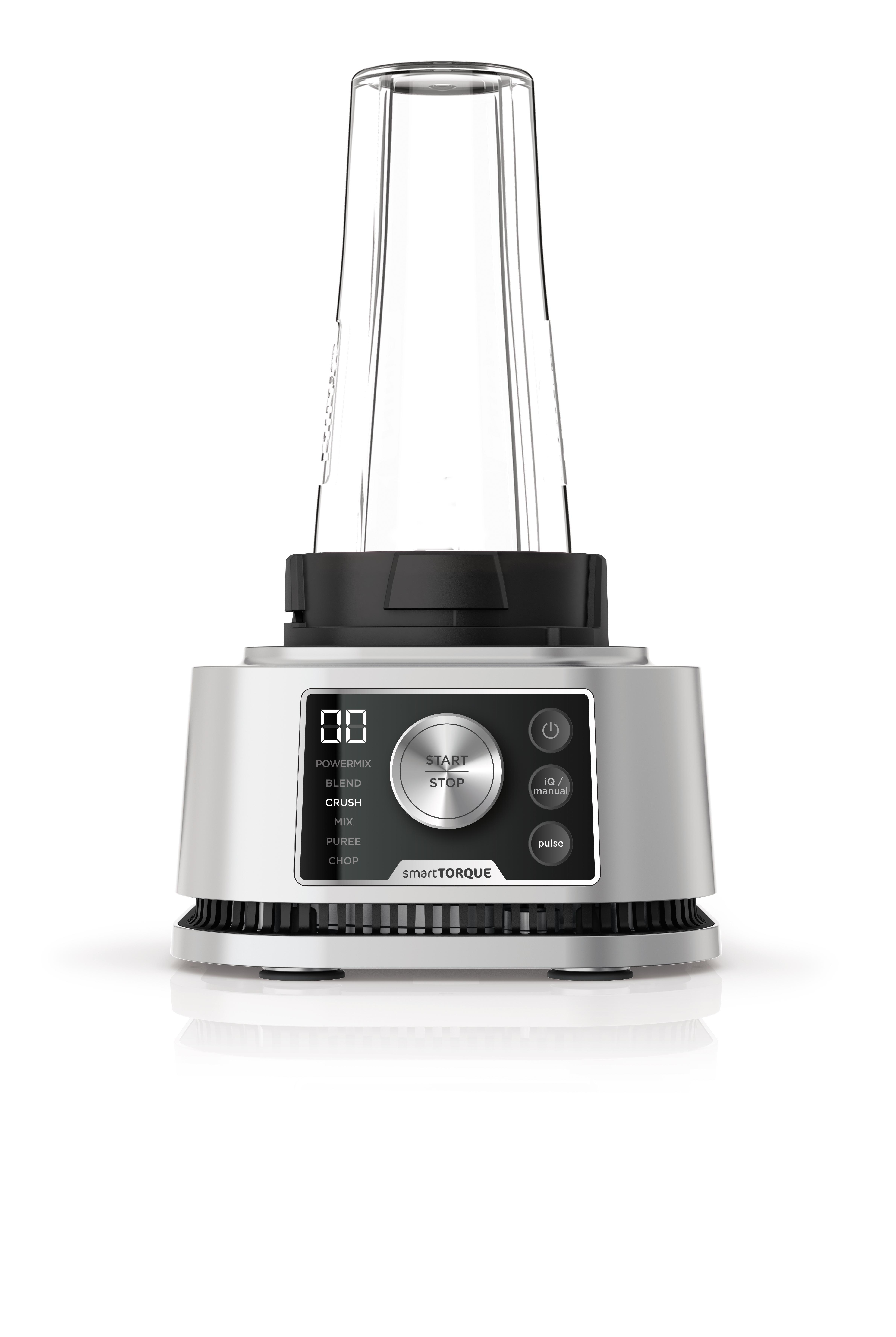 Silberner und schwarzer Mixer mit digitaler Anzeige. Der Mixer steht auf weißem Hintergrund.