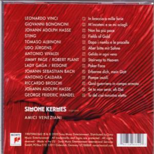 Rückseite einer CD mit Namen, Titeln und Logo in Rot.