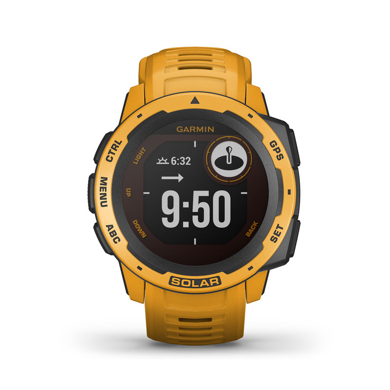 Egy sárga Garmin Instinct Solar óra 9:50-et mutat. Fekete előlapja és gombjai vannak, felirattal: CTRL, MENU, ABC, UP, DOWN, LIGHT, GPS, SET, BACK.