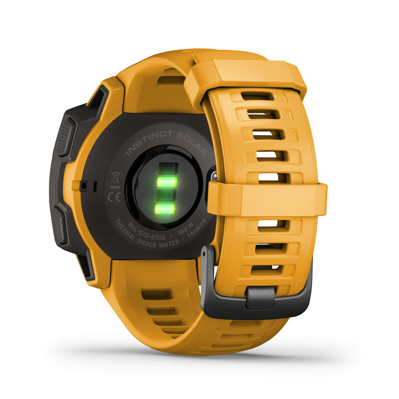 Egy sárga Garmin Instinct Solar óra. A hátoldalon pulzusmérő és szöveg látható. A szíj sárga, fekete csattal.