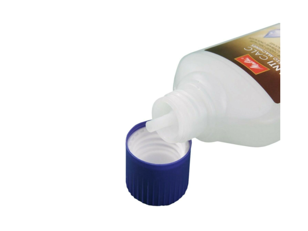 Botella blanca vertiendo líquido en una tapa azul. El líquido es una solución descalcificadora.