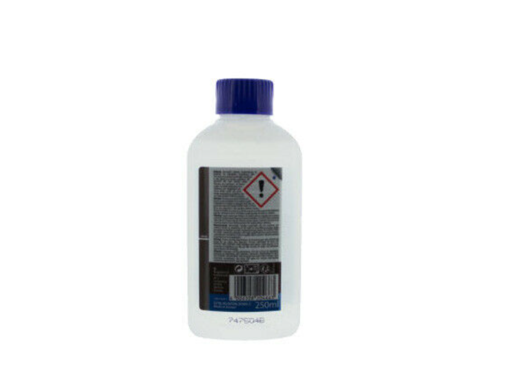 Una botella blanca con tapa azul, y una etiqueta de advertencia en su costado sobre un fondo blanco.