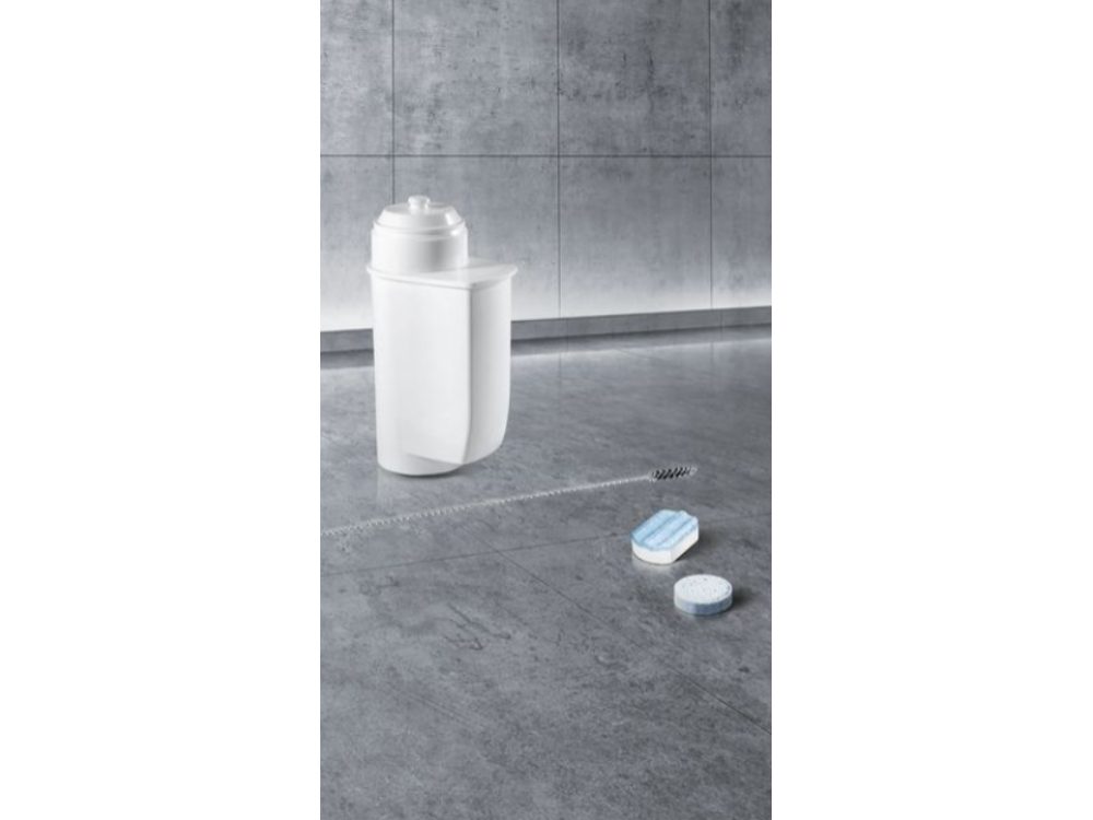 Filtro y limpiador blancos para un grifo. Varios productos de limpieza.