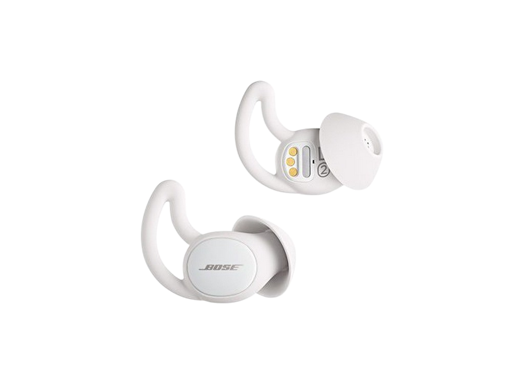 Auriculares Bose blancos con detalles negros, diseñados para deportes, aislados en negro.