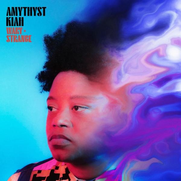 Album borító Amythyst Kiah portréjával és a 'Wary + Strange' szöveggel.