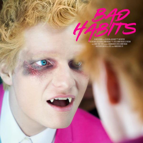 Ed Sheeran, als Vampir geschminkt, schaut in einen Spiegel. Rosa Hintergrund und die Worte 'Bad Habits'.
