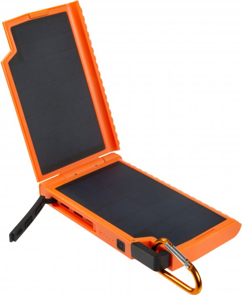 Oranges Solar Ladegerät mit schwarzen Panels. Offen mit silbernem Karabiner. Weißer Hintergrund.