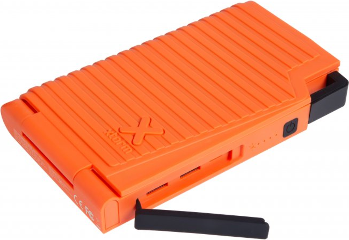 Eine orangefarbene Xtra-PC externe Festplatte. Sie hat eine schwarze USB-Abdeckung und einige Anschlüsse.