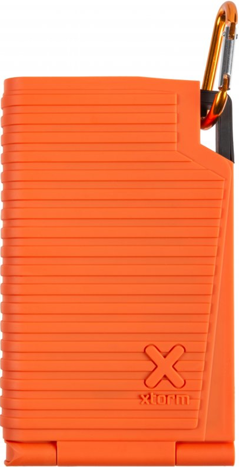 Ein orangefarbenes, robust aussehendes tragbares Ladegerät mit Karabinerhaken, isoliert auf Weiß.
