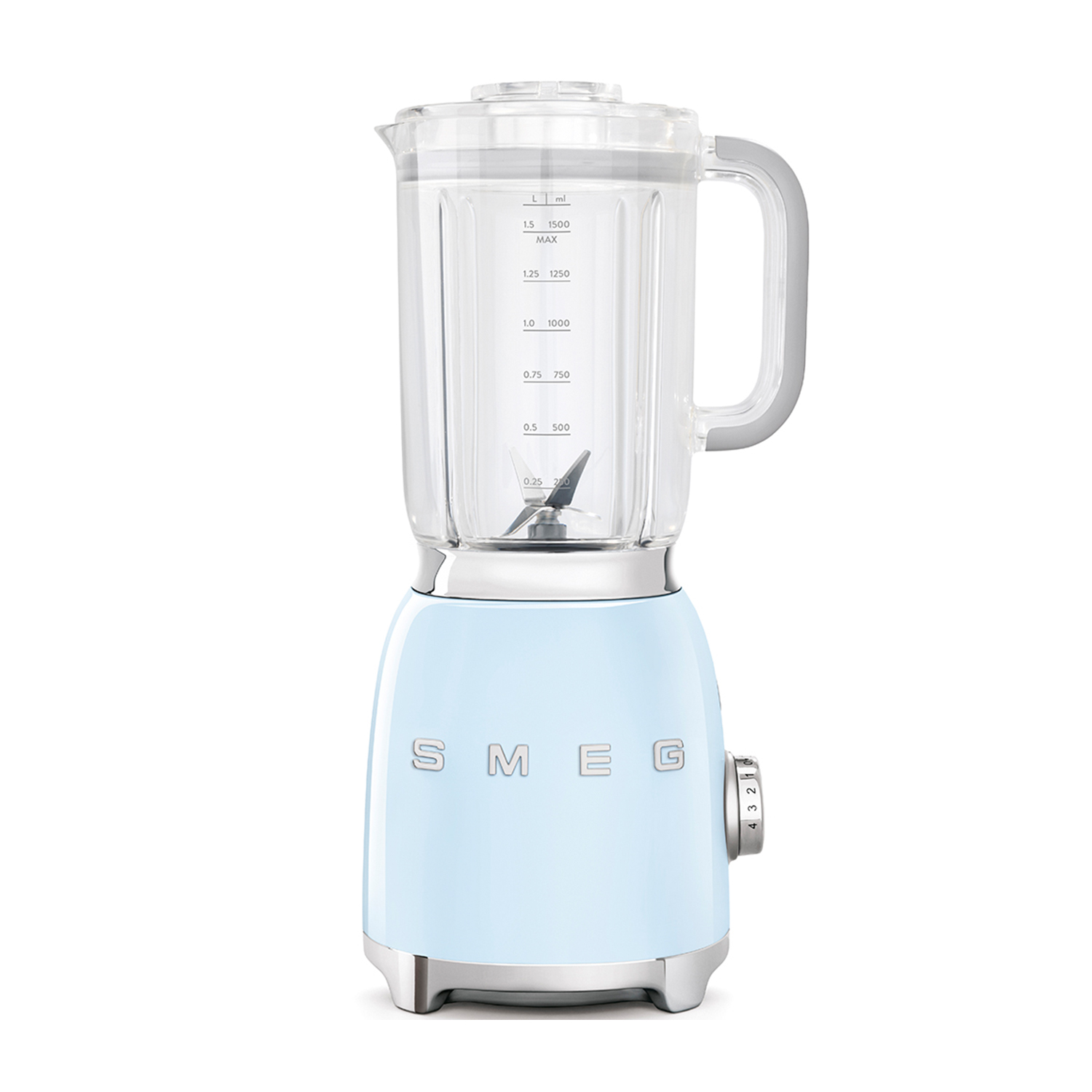 Frullatore Smeg azzurro con un boccale di vetro, una maniglia e impostazioni di velocità.