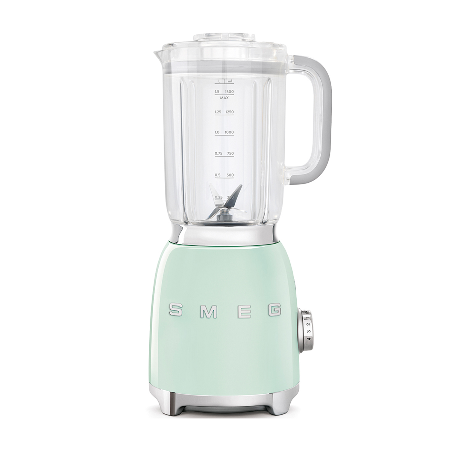 Frullatore Smeg verde menta. Ha un boccale in vetro con manico e base cromata con comandi.