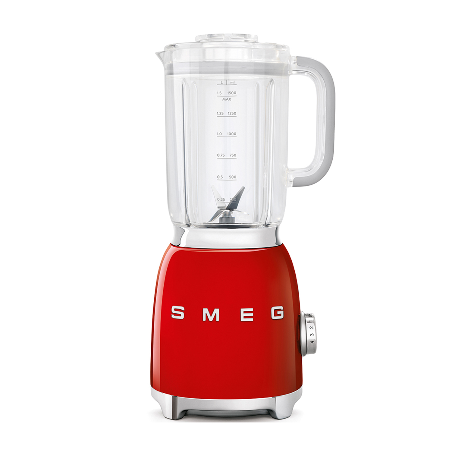 Frullatore Smeg rosso. Contenitore in vetro con manico. Sfondo bianco.