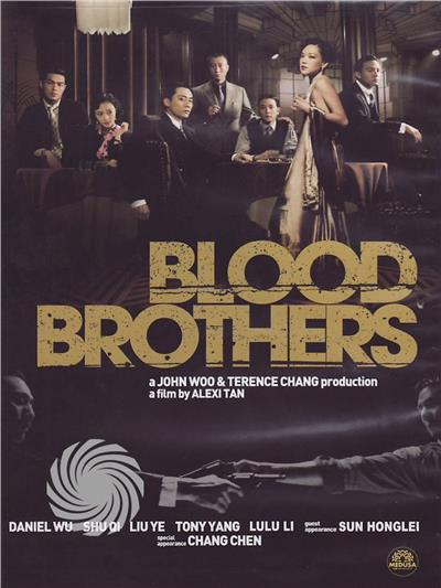 Poster del film Blood Brothers, con un gruppo di persone, testo e un'immagine in bianco e nero.