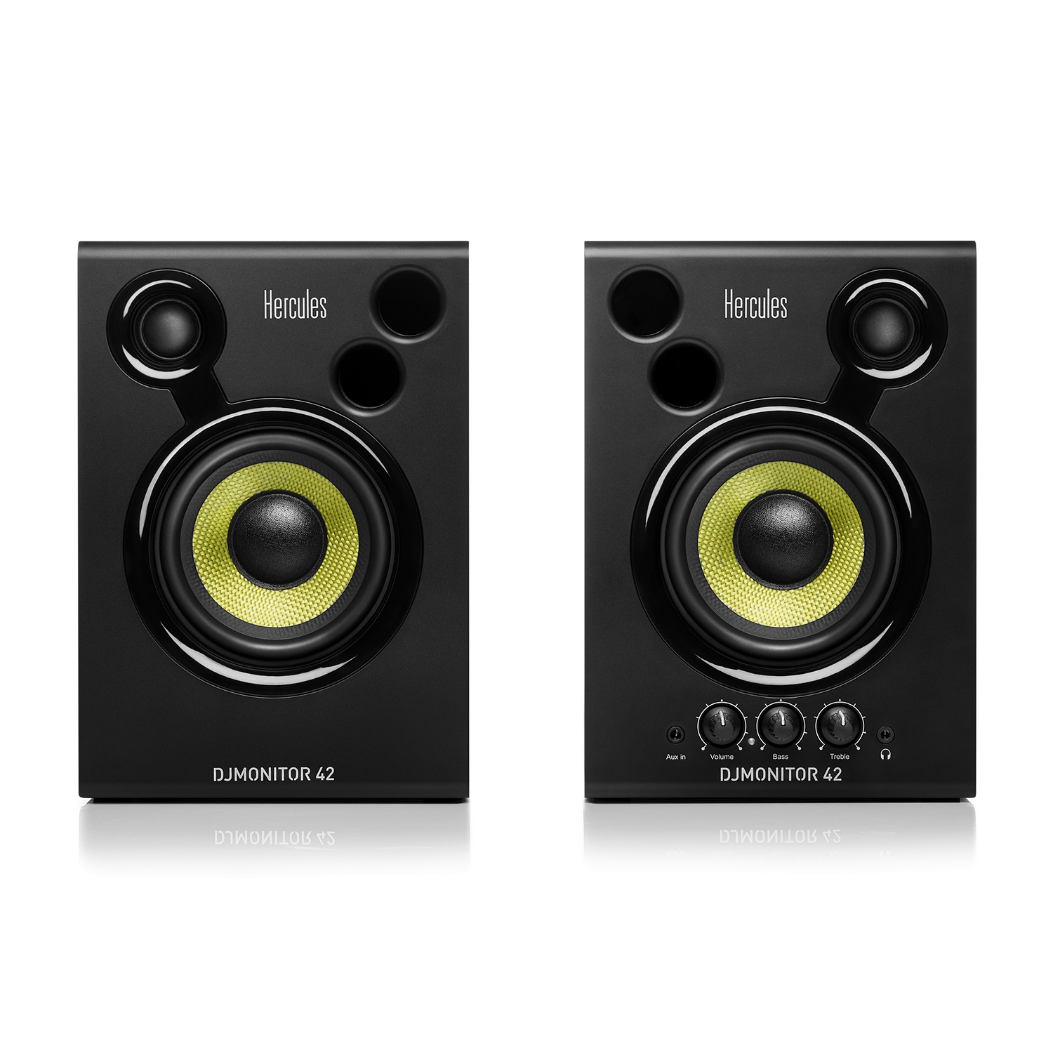Due altoparlanti Hercules DJMonitor 42 neri. Coni gialli. Sfondo bianco. Attrezzatura da studio.