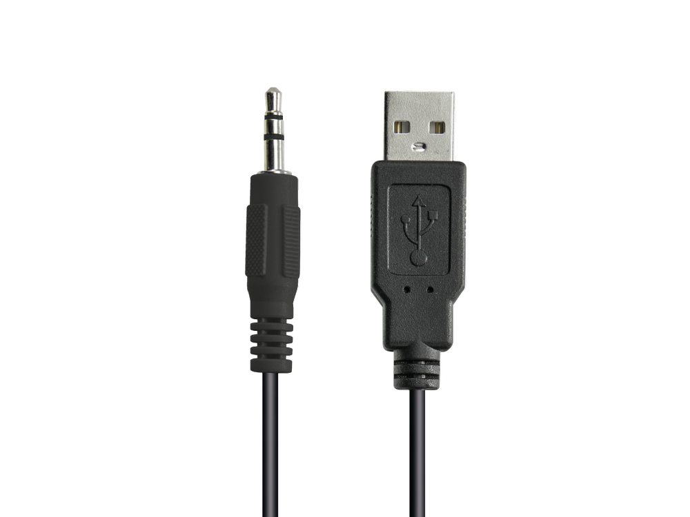 Un cable jack de audio negro y un cable USB negro. Los cables están uno al lado del otro sobre fondo blanco.