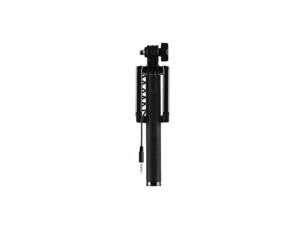 Un palo de selfie negro extendido, sobre un fondo blanco. Un cable negro y un conector pequeño.