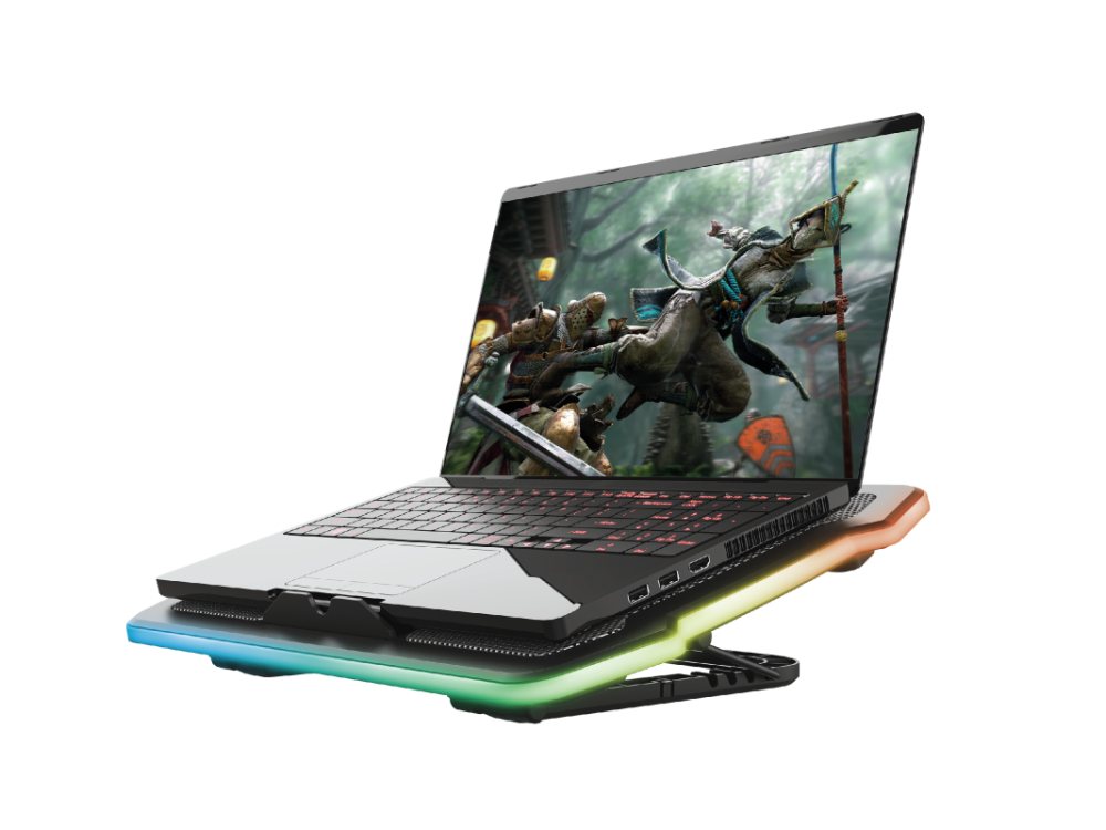 Laptop con videojuego en pantalla, sobre un enfriador.