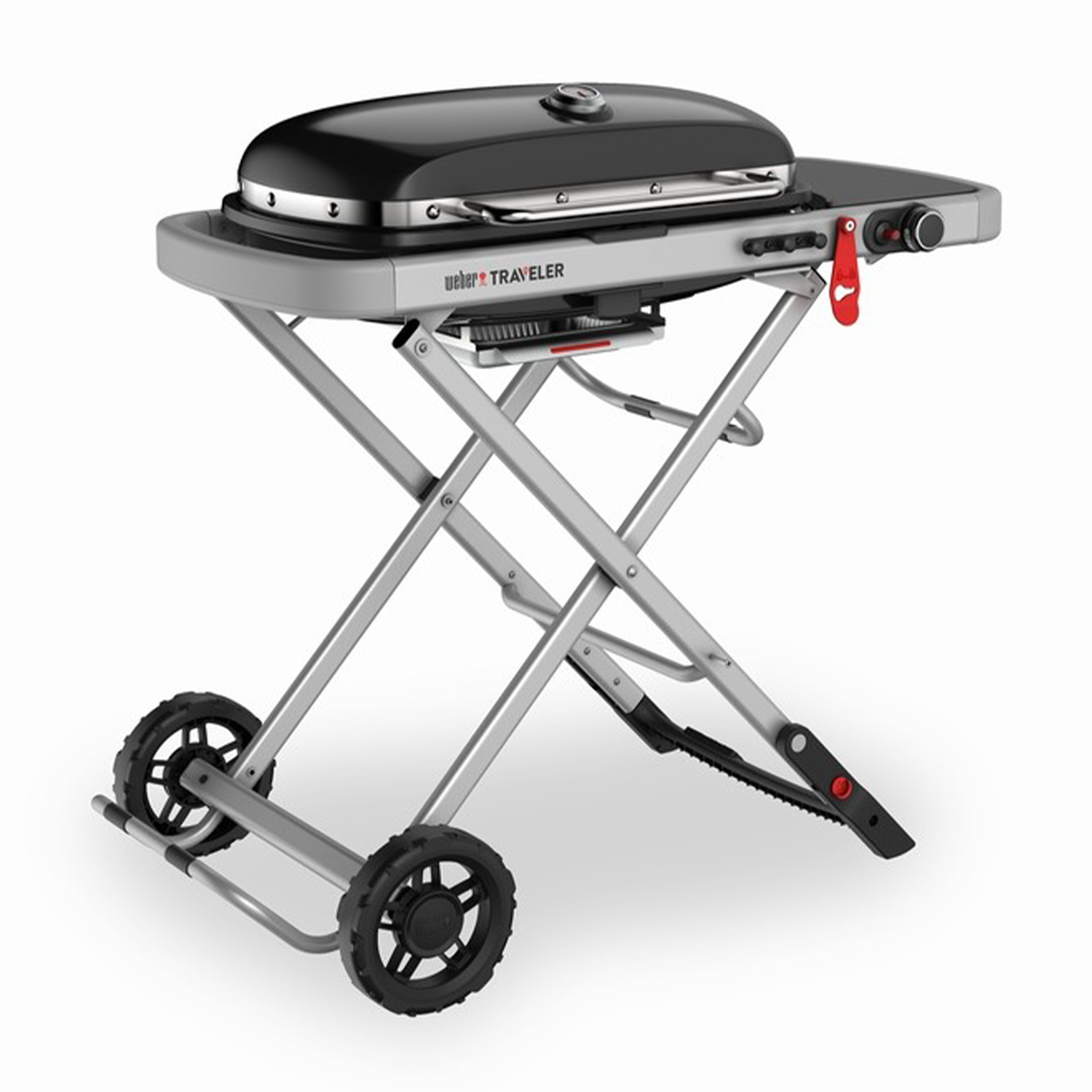Una griglia Weber Traveler nera su un carrello pieghevole argentato. La griglia ha un coperchio nero e una maniglia rossa.