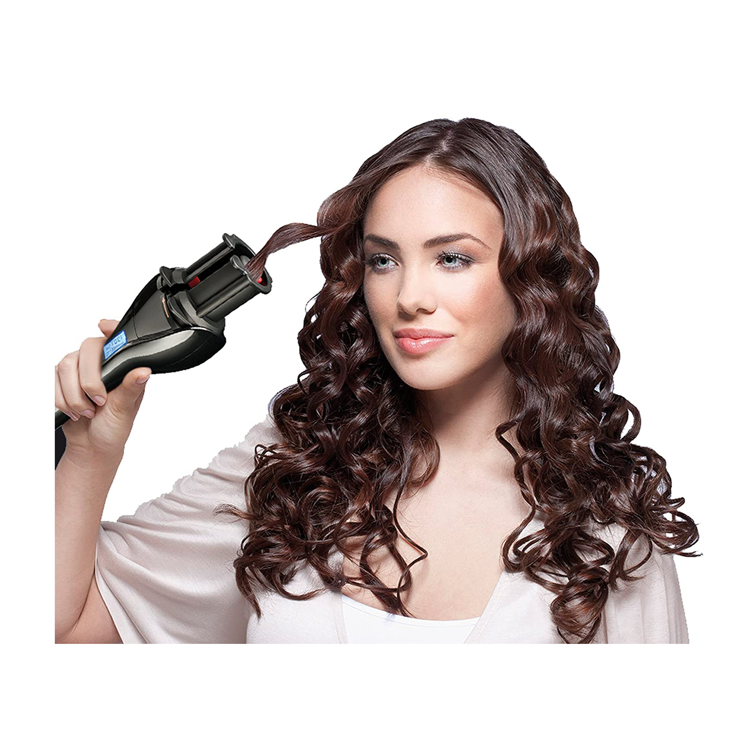 Donna che si arriccia i capelli con un ferro arricciacapelli. Ha lunghi capelli castani. Sfondo bianco.