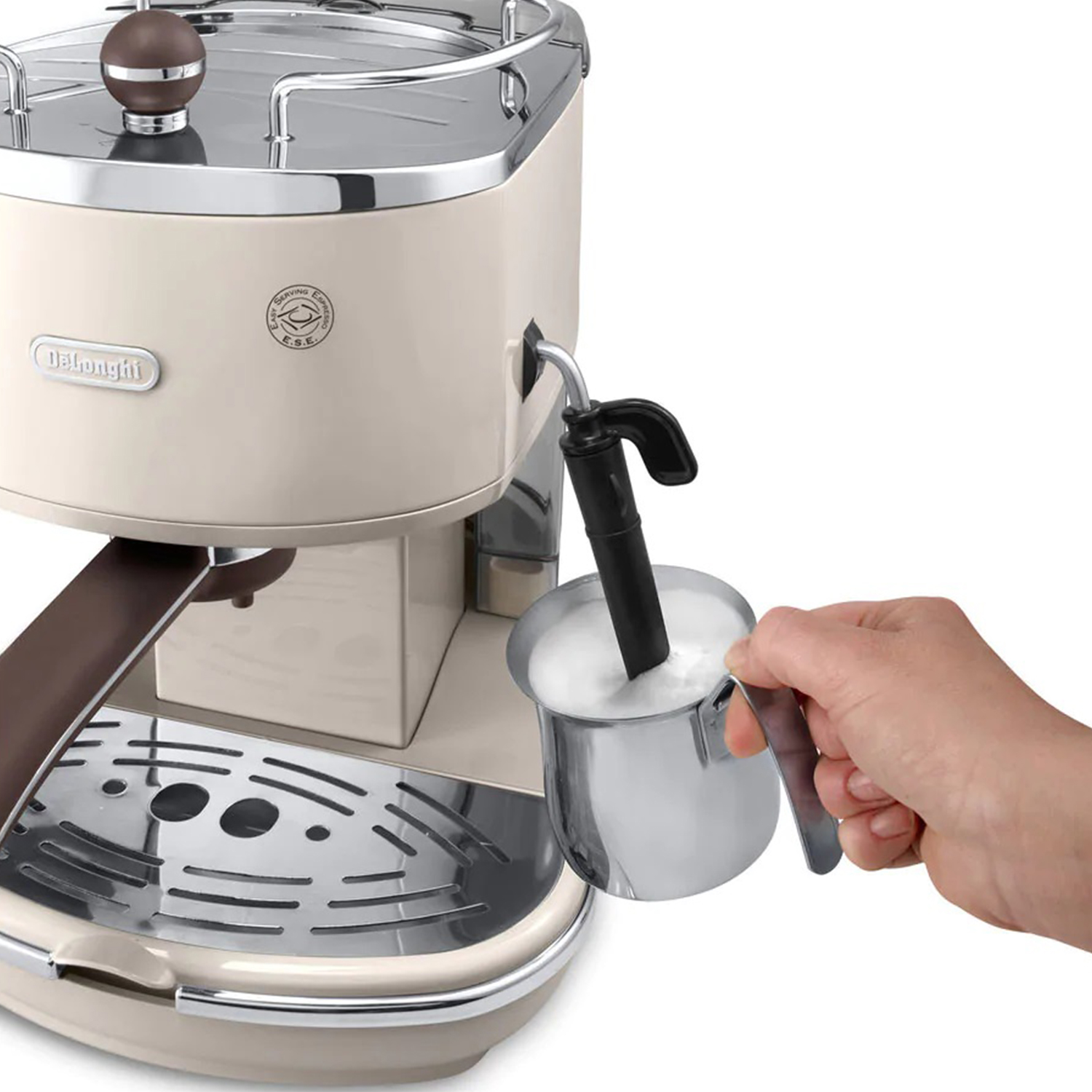 Una macchina per l'espresso con una caraffa per montare il latte in uso.