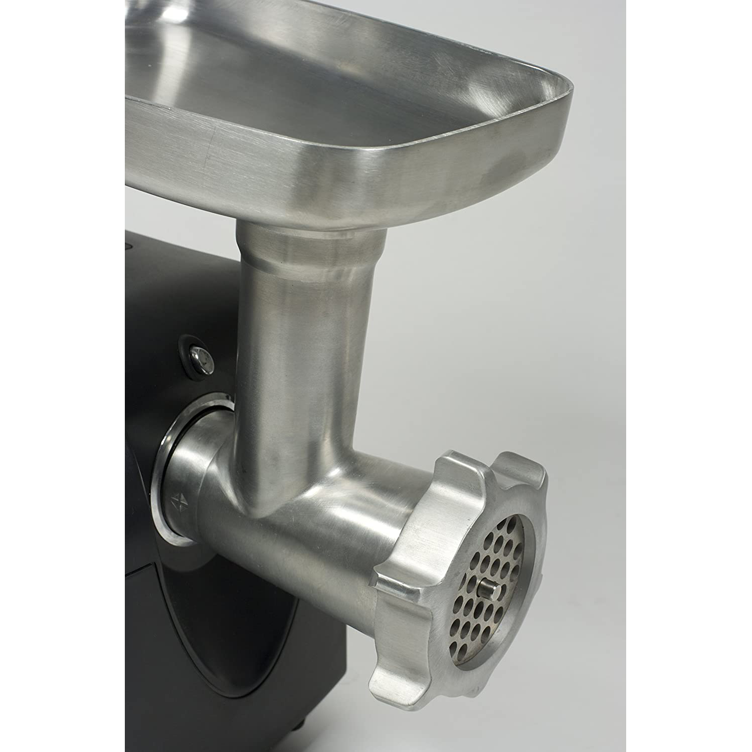 Tritacarne con testa di macinazione in acciaio inox e corpo nero.