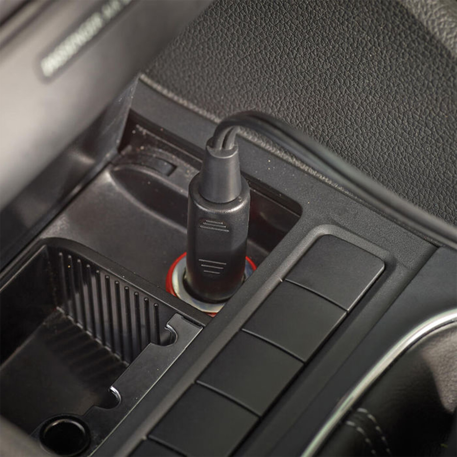 Presa di corrente dell'auto con caricatore nero collegato.