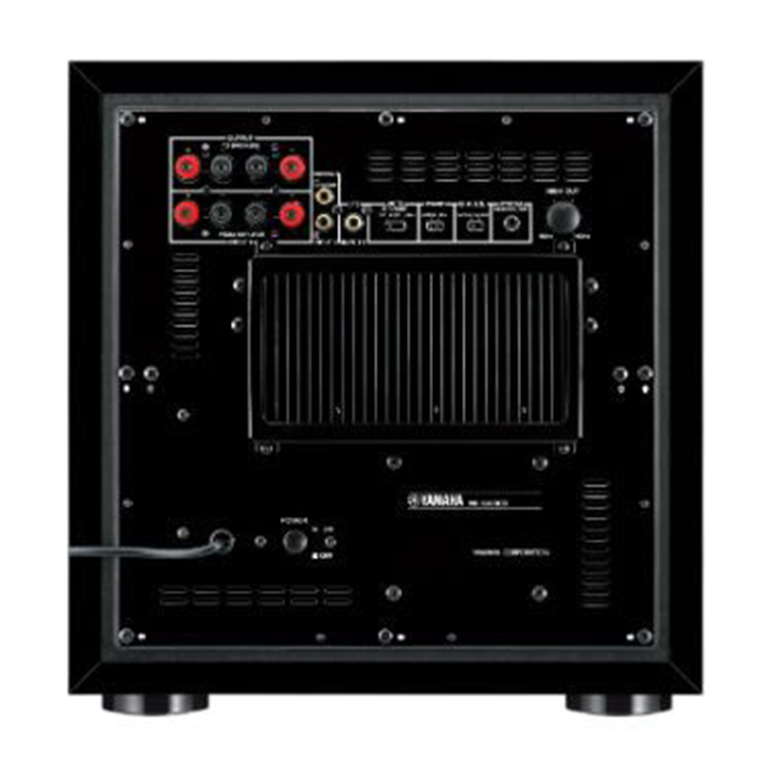 Retro di un subwoofer Yamaha nero. Molte porte di connessione sono visibili.