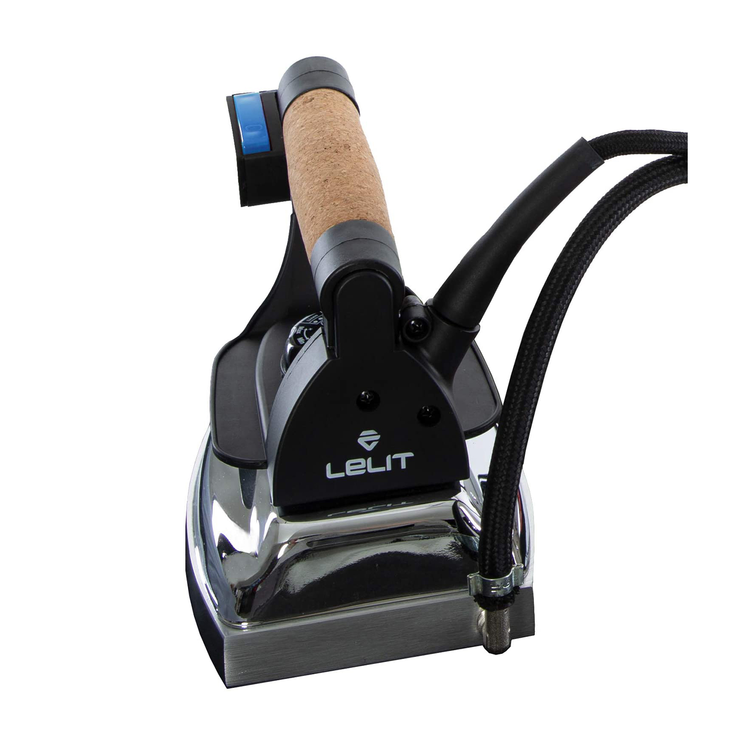 Ferro da stiro nero e argento con manico in legno. Tubo nero collegato. Sfondo bianco.