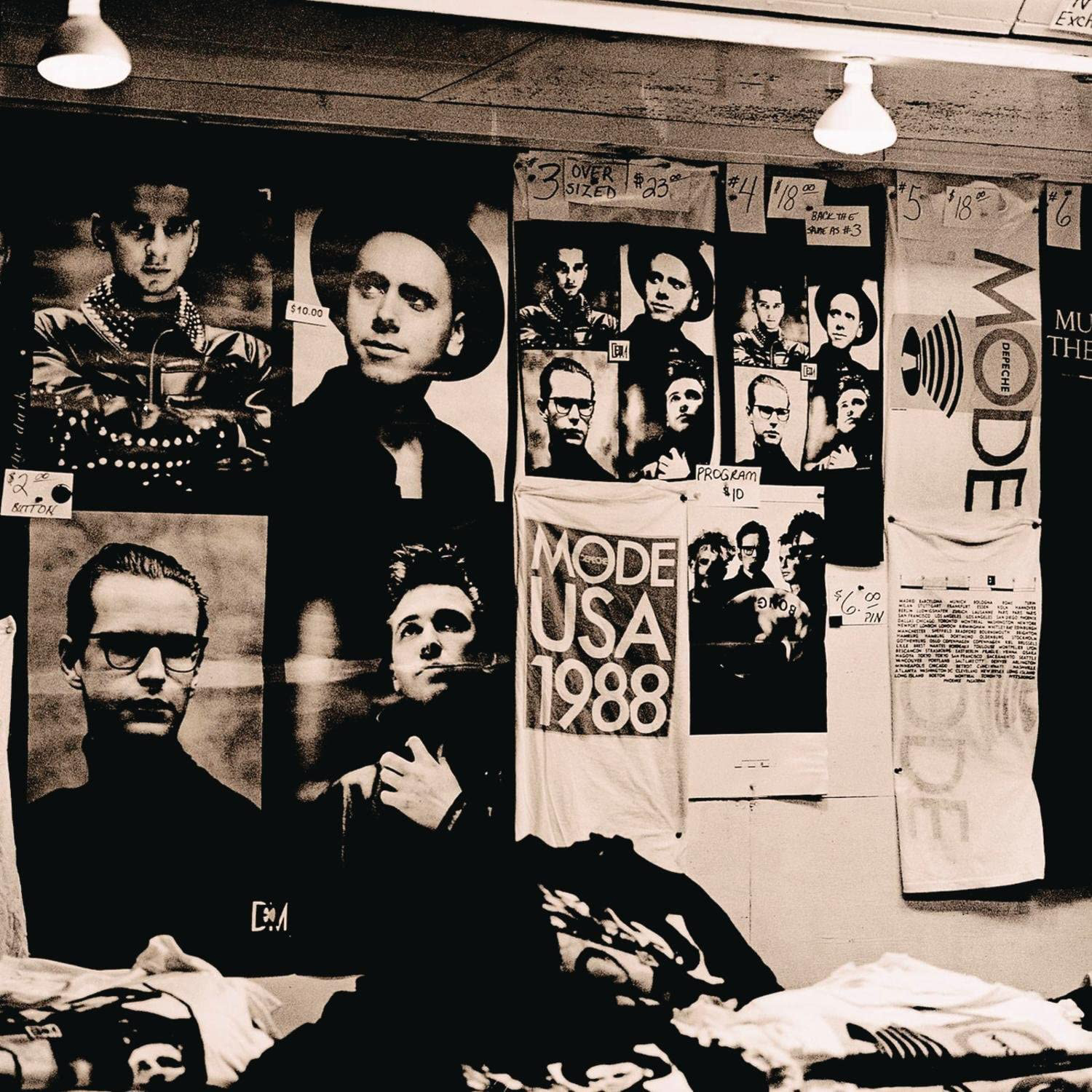 Esposizione murale di poster e merchandising Depeche Mode, comprese magliette.