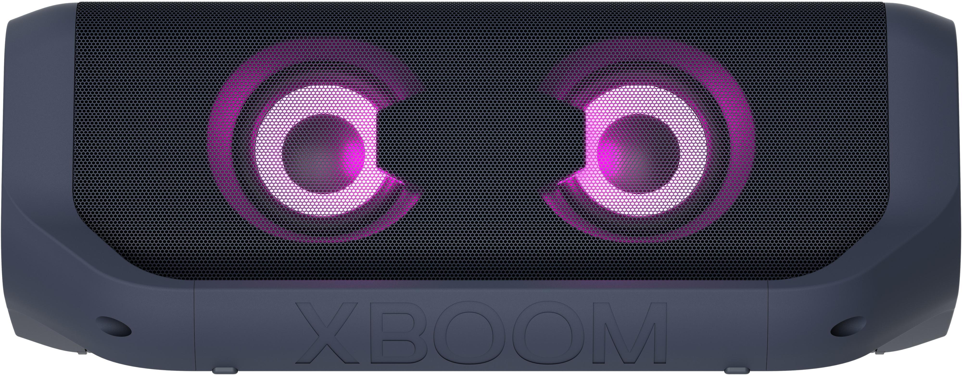 Ein dunkelblauer Lautsprecher mit zwei beleuchteten kreisförmigen Gittern. Das Wort 'XBOOM' ist sichtbar.
