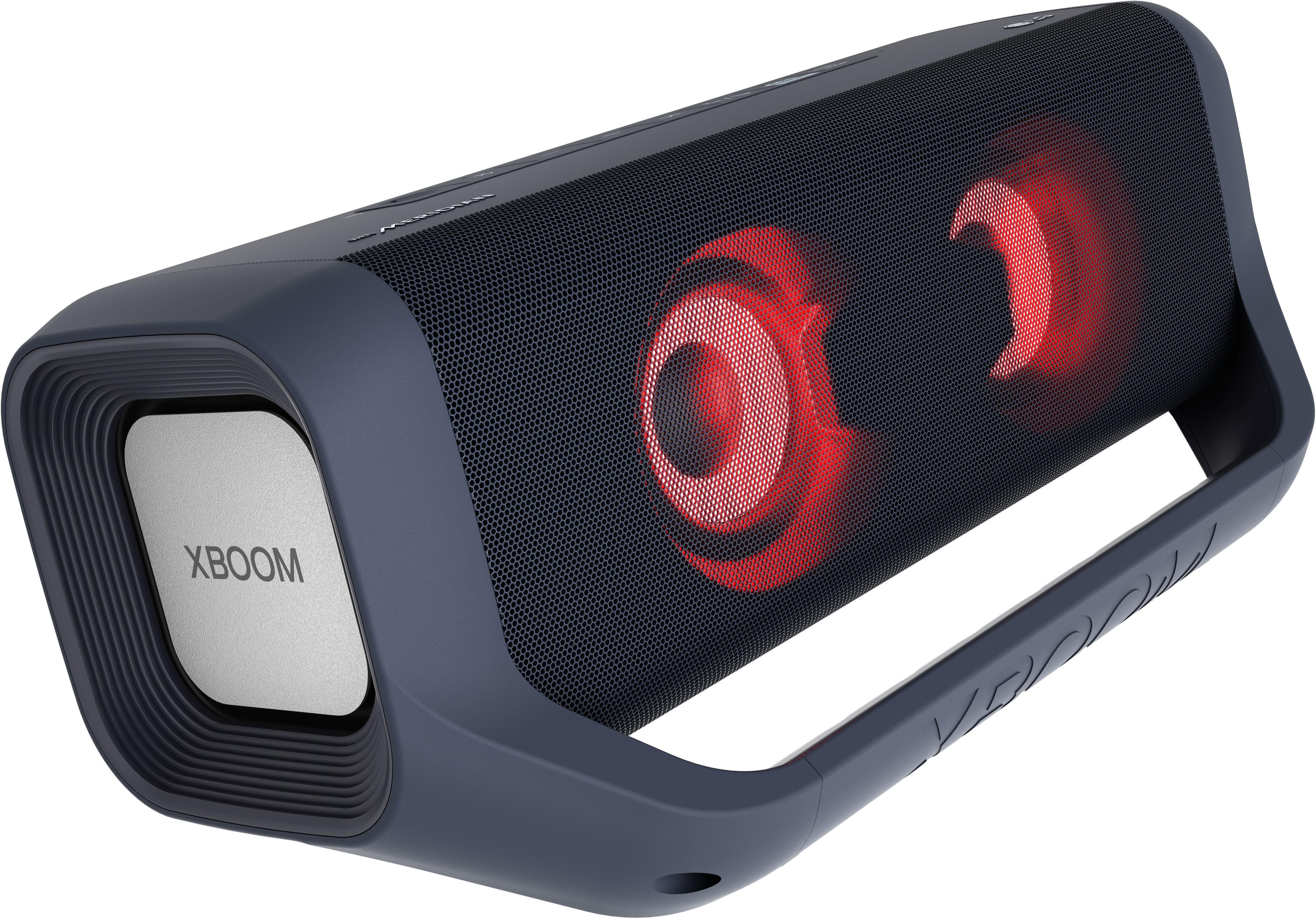 Ein blau-schwarzer LG XBOOM-Lautsprecher mit rot beleuchteten kreisförmigen Lichtern auf weißem Grund.