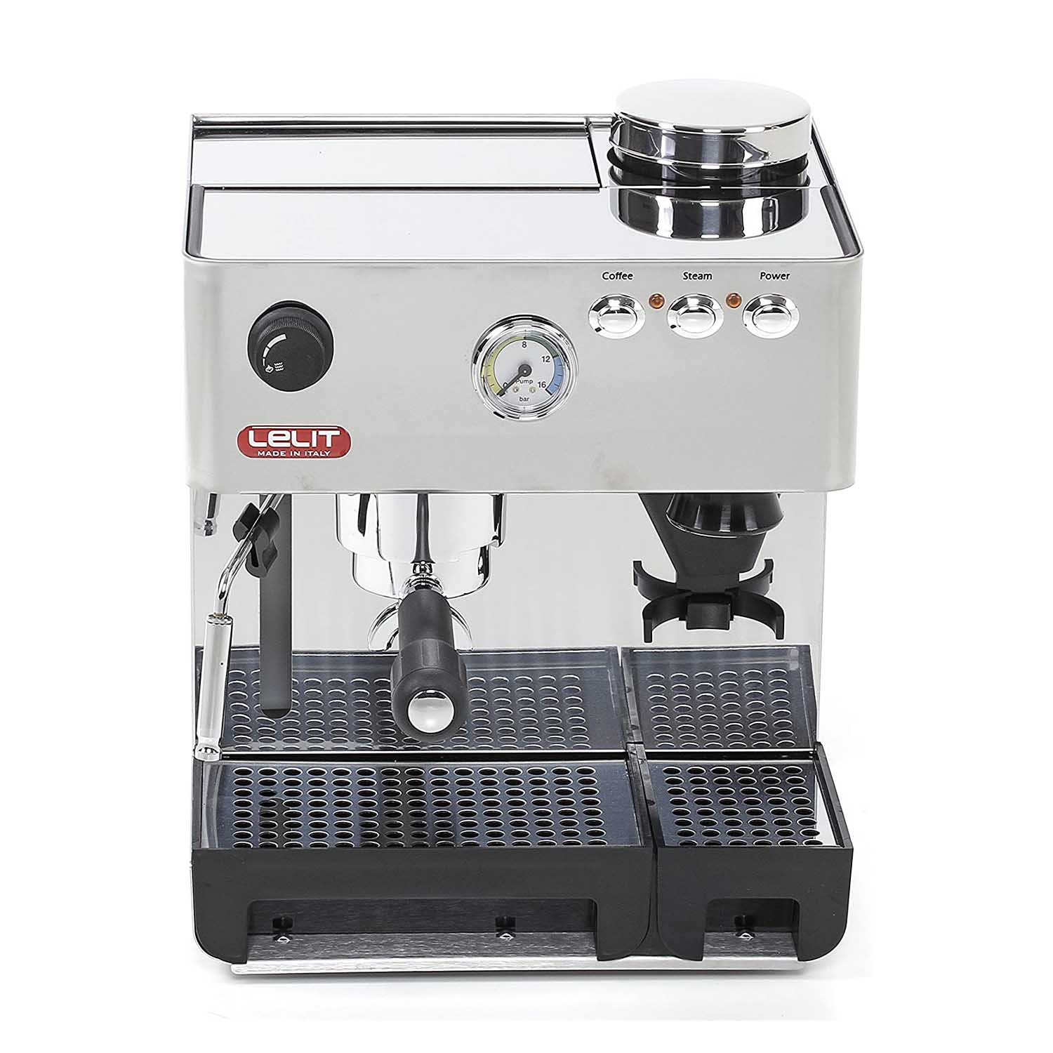 Una macchina da caffè argentata con varie funzioni e un vassoio nero.