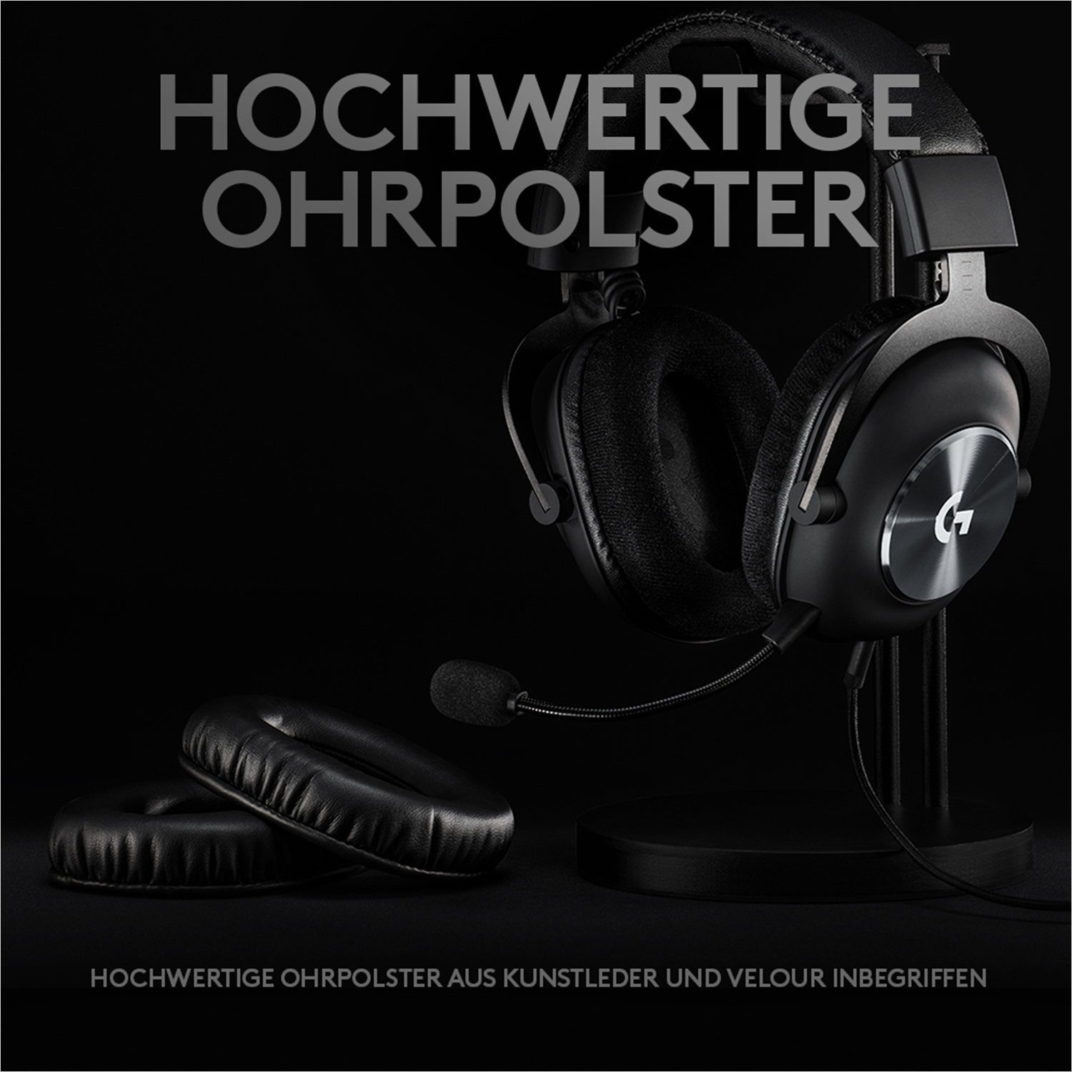 Schwarze Kopfhörer auf einem Ständer mit zusätzlichen Ohrpolstern.