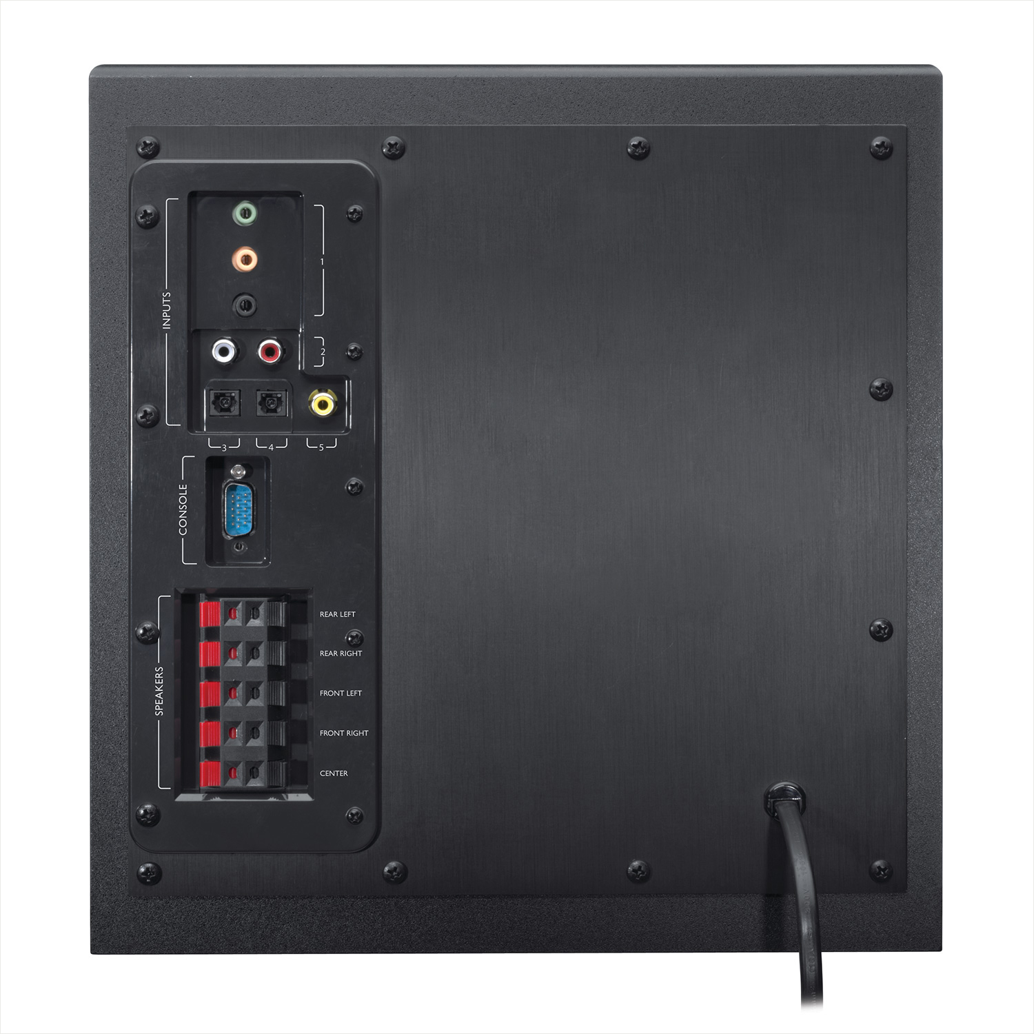 Schwarzes Subwoofer-Rückpanel mit Anschlüssen. Eingänge, Konsole und Lautsprecherbereiche. Schwarzes Kabel.