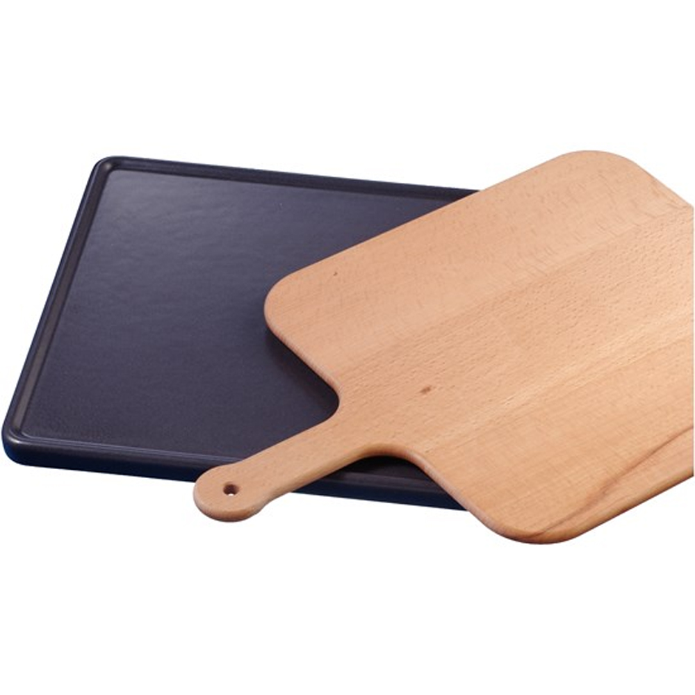 Un tagliere in legno con manico su un vassoio scuro.