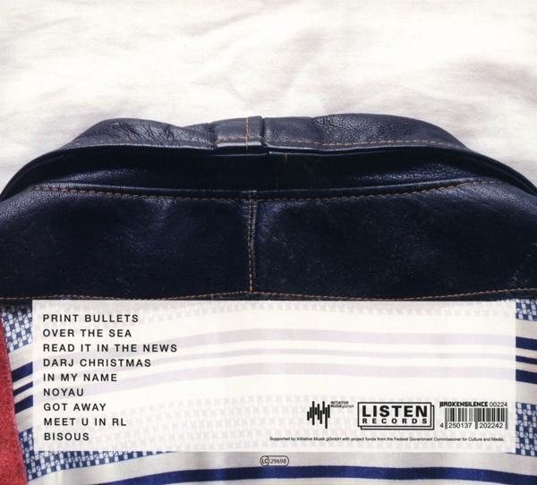 Der Rücken einer Lederjacke mit Etikett und einer Liste von Songtiteln. Die Farben sind Blau, Weiß und Rot.