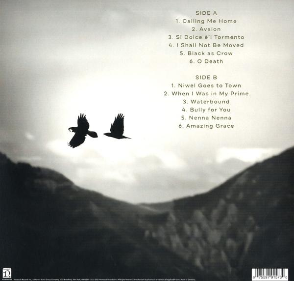 Albumcover mit zwei Vögeln, die über eine Berglandschaft fliegen, mit Text.